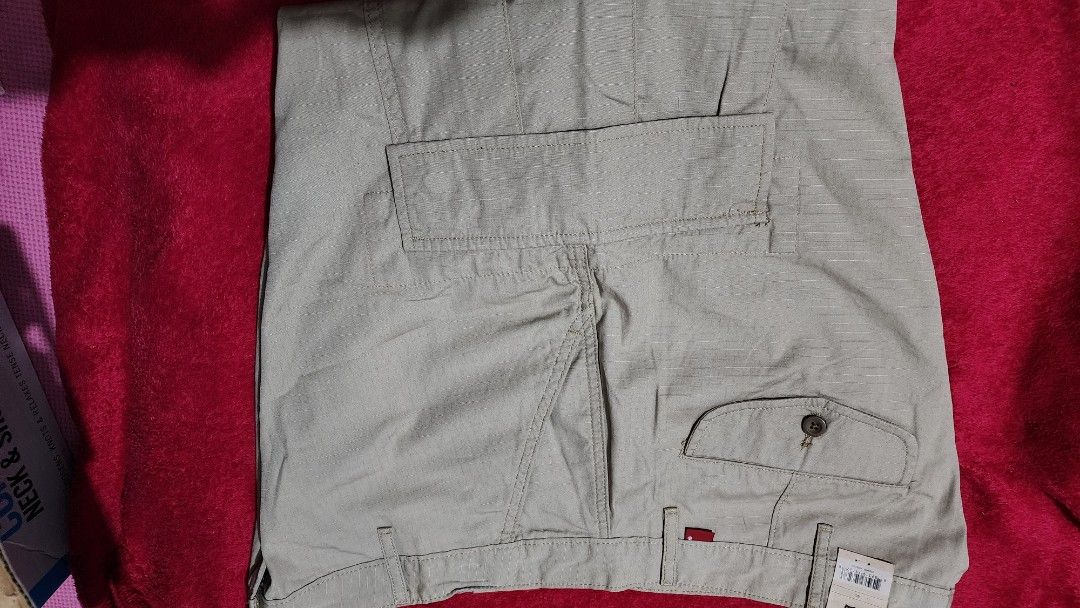 Levis Cargo Short (Category: Shorts) located in Manila. Submitted by microus (Listing ID 1279391409, Image 1). Description: size 40.