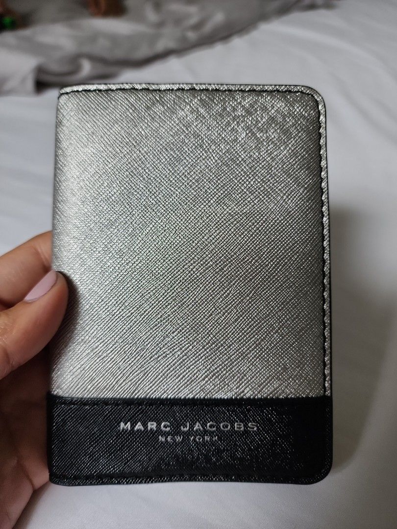 Marc jacobs 2025 passport holder