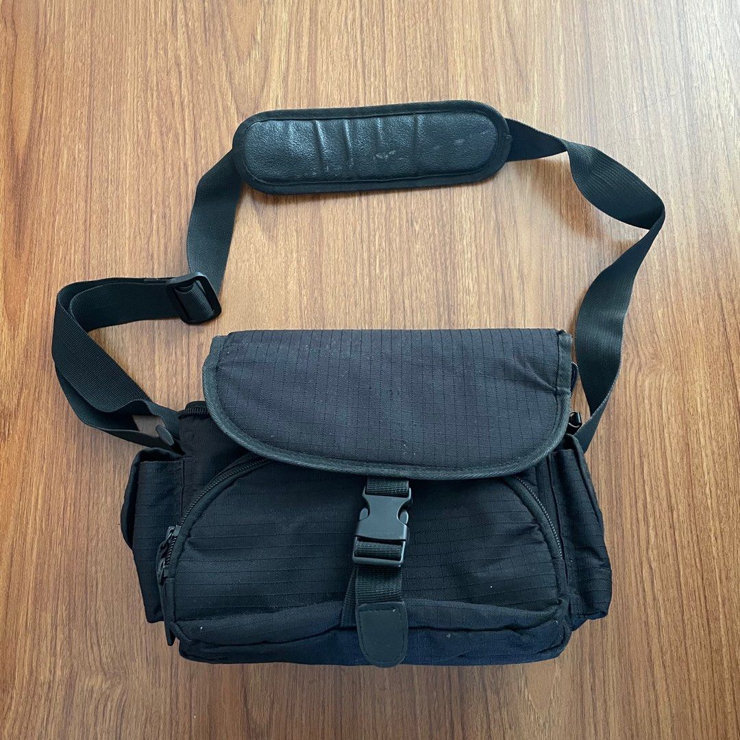 Messenger Type Camera Bag (Category: Camera Bags & Carriers) located in Paranaque City. Submitted by denise__99 (Listing ID 1279304046, Image 1). Description: Insides are clean! Exterior is just a bit dusty from storage but in perf condition Has a hard insert for the structure of the bag. Spacious See handycam inside for refeeence Has an outside compartment. Front and both sides.