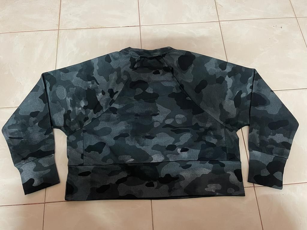 Nike camo cropped sweatshirt 2025