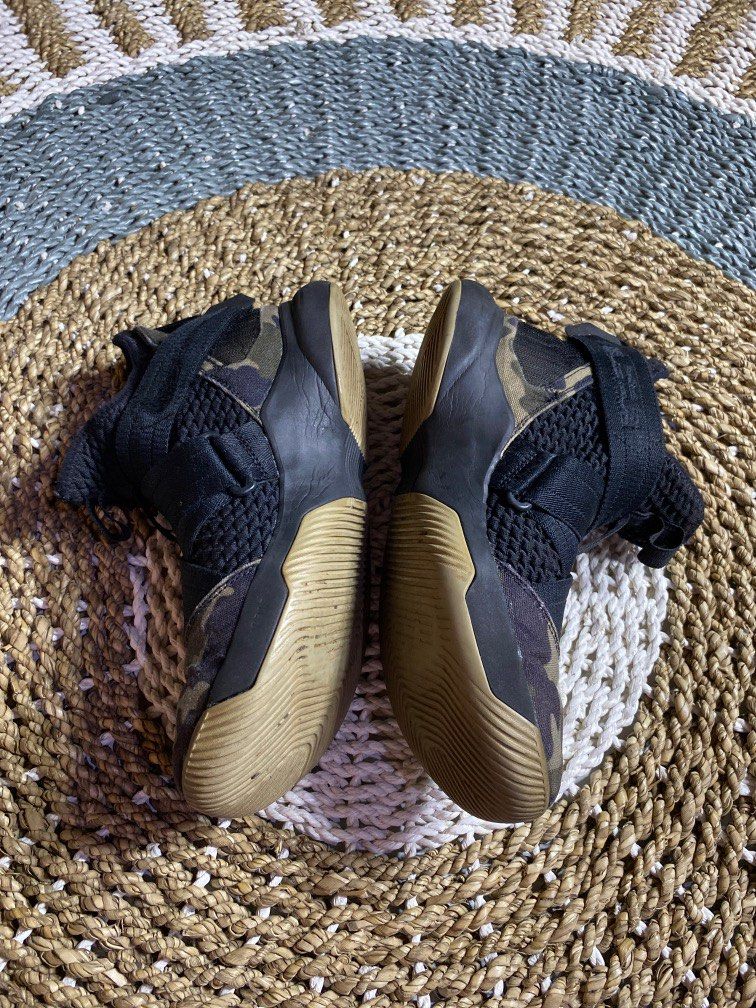 Nike lebron soldier army