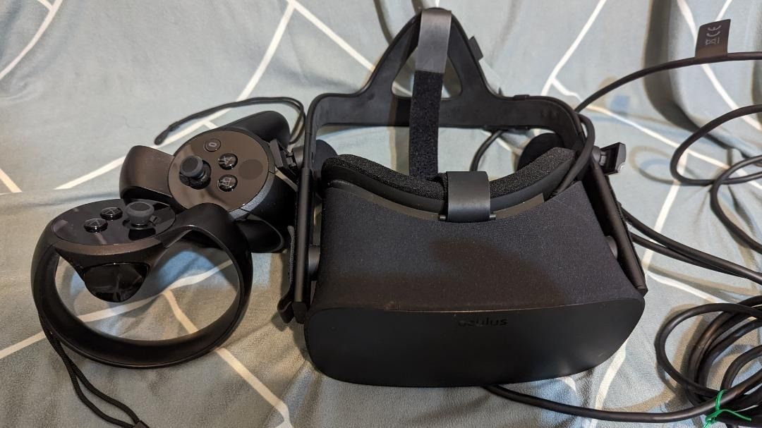 Oculus Rift VR Virtual Reality CV1 (Category: Desktops) located in Muntinlupa City. Submitted by tech2000ph (Listing ID 1279367169, Image 1). Description: CV 1 head VR, 2 hand controllers, 2 trackers and cables..
