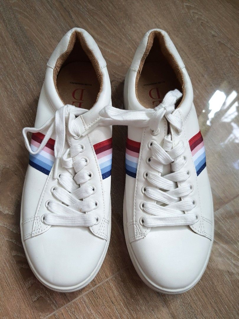 Pre loved Ellen Degeneres White Sneakers siz7 Women s Fashion