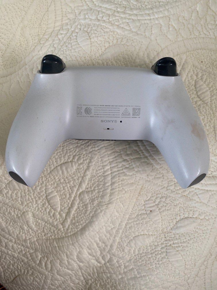 PS5 Controller (Category: Controllers) located in Singapore. Submitted by isellubeli (Listing ID 1279337393, Image 2). Description: Has stains And little sticke drift on l3(left stick).