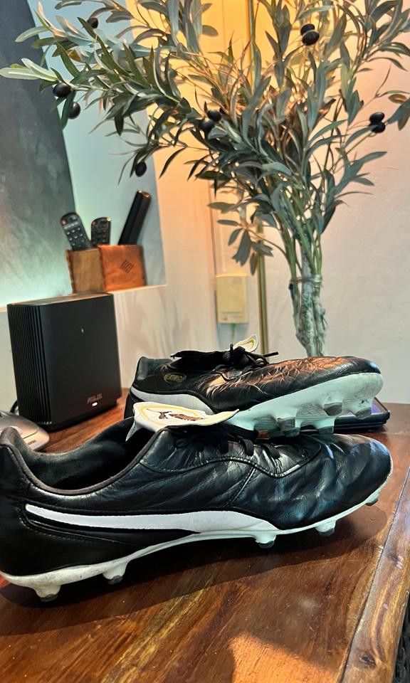 Puma kings football soccer boots