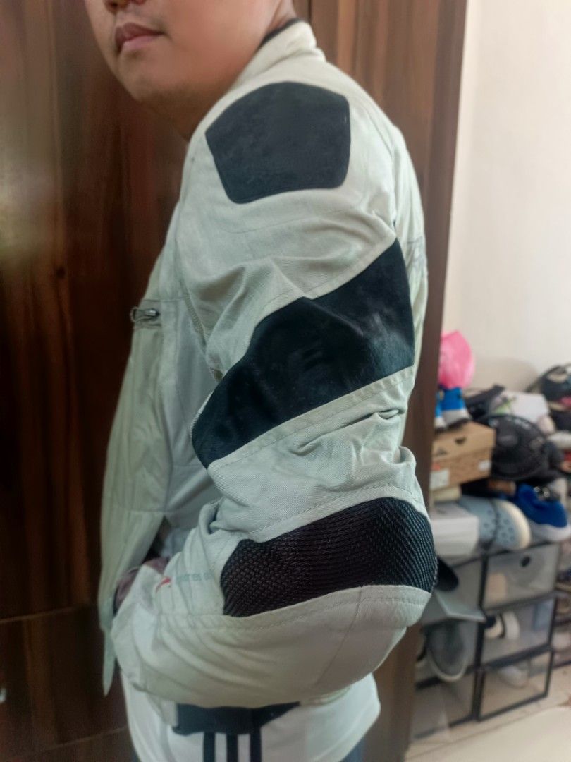 Rev'it (Category: Activewear) located in Quezon City. Submitted by gratsy (Listing ID 1279330817, Image 3). Description: naka stock lang benta nalang.