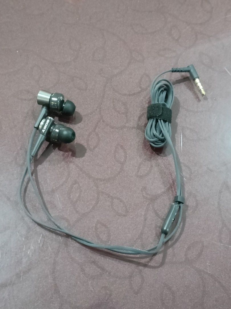 Sony mdr xb75ap vs discount sennheiser