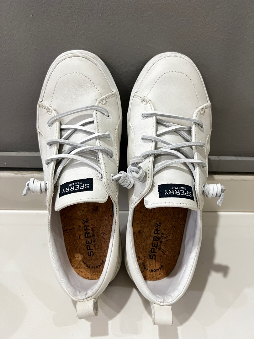 White hot sale sneakers sperry