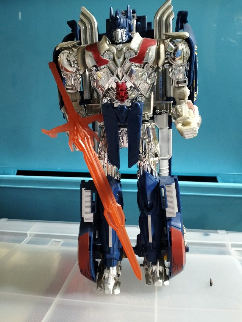 Transformers Generations (Category: Toy Figures) located in Singapore. Submitted by toyship (Listing ID 1279265667, Image 9). Description: Ultra Magnus Combiner Wars Leader Bumblebee Prime Beast Hunters Leader Combiner Wars Megatron Leader Generation Megatron Armada Leader AOE Optimus Prime Leader Class.