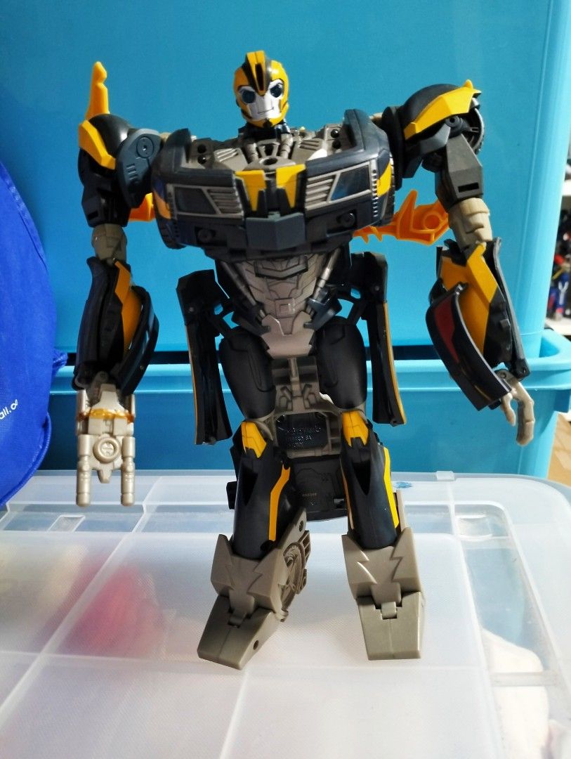 Transformers Generations (Category: Toy Figures) located in Singapore. Submitted by toyship (Listing ID 1279265667, Image 2). Description: Ultra Magnus Combiner Wars Leader Bumblebee Prime Beast Hunters Leader Combiner Wars Megatron Leader Generation Megatron Armada Leader AOE Optimus Prime Leader Class.
