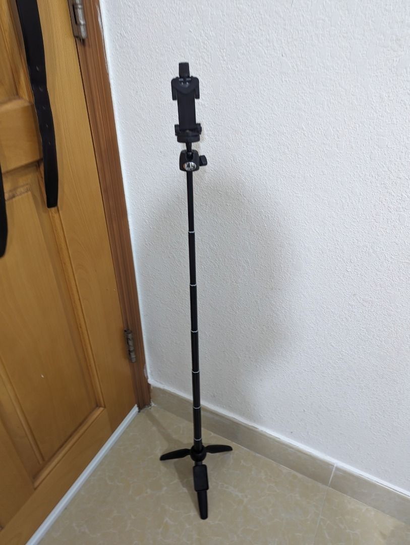 Tripod (no bluetooth remote) (Category: Cameras) located in Muntinlupa City. Submitted by tech2000ph (Listing ID 1279365355, Image 1). Description: .