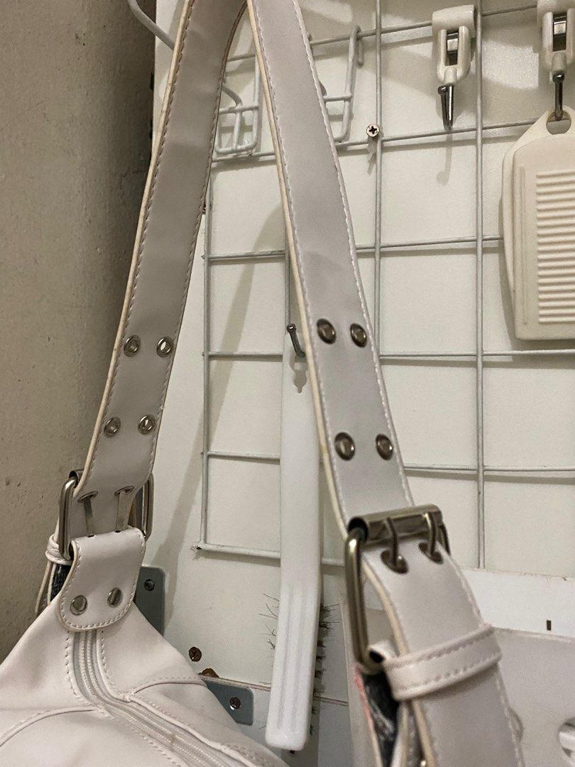 white buckle baguette bag (Category: Shoulder Bags) located in Manila. Submitted by eliesfind (Listing ID 1279465703, Image 2). Description: has removable stains (ig) used once only mop gcash.