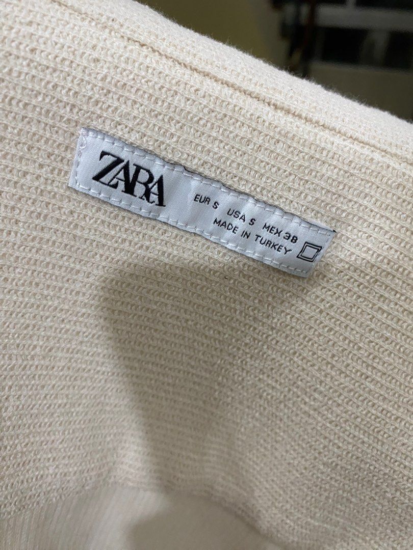 Zara White Textured Polo Shirt (Category: Tshirts & Polo Shirts ) located in Pasig City. Submitted by simpleoutfits1 (Listing ID 1279224173, Image 2). Description: Like new. RFS: too small Original price: Php2595.