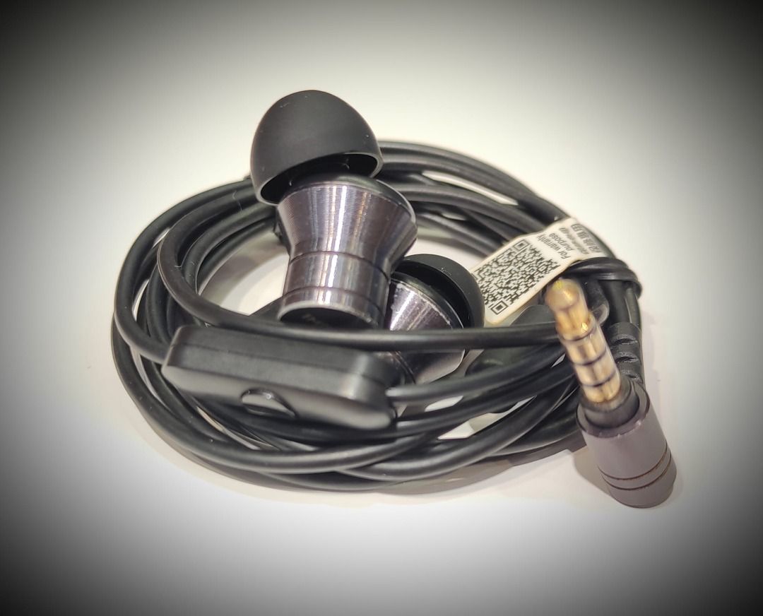 1More Piston Fit In Ear Earphones E1009 With In Line Microphone