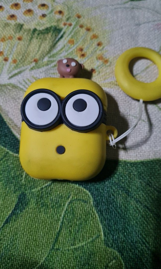 Apple gen 2 airpods (Category: Earphones) located in Pasig City. Submitted by princesspow (Listing ID 1279619084, Image 1). Description: ORIGINAL MATAGAL MALOWBAT.