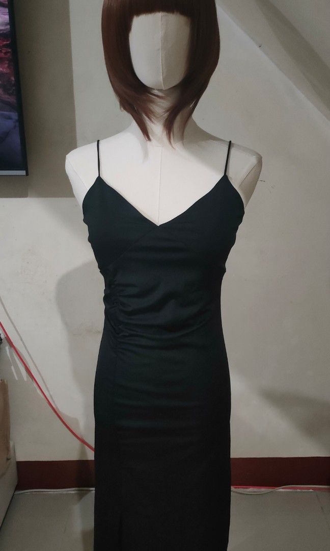 Black Dress With Slit (Category: Evening dresses & gowns) located in Caloocan City. Submitted by hyperkida (Listing ID 1279514821, Image 2). Description: Small to Medium.