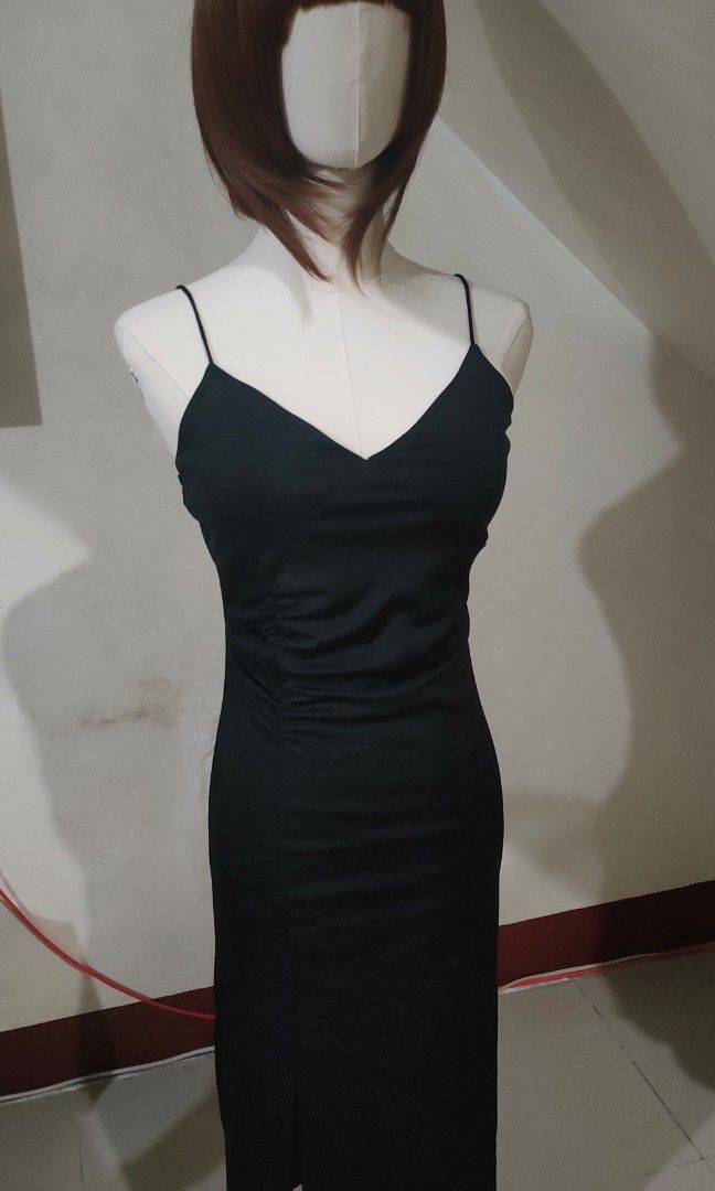Black Dress With Slit (Category: Evening dresses & gowns) located in Caloocan City. Submitted by hyperkida (Listing ID 1279514821, Image 3). Description: Small to Medium.