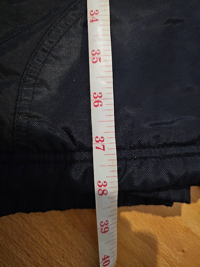 Black padded ski pants for women (Category: Other Bottoms) located in Quezon City. Submitted by tzeche18 (Listing ID 1279541684, Image 3). Description: please see tag waist is streatchable, owner waist is 31 zipper on front pockets with 2 cargo pockets ski pants (padded).