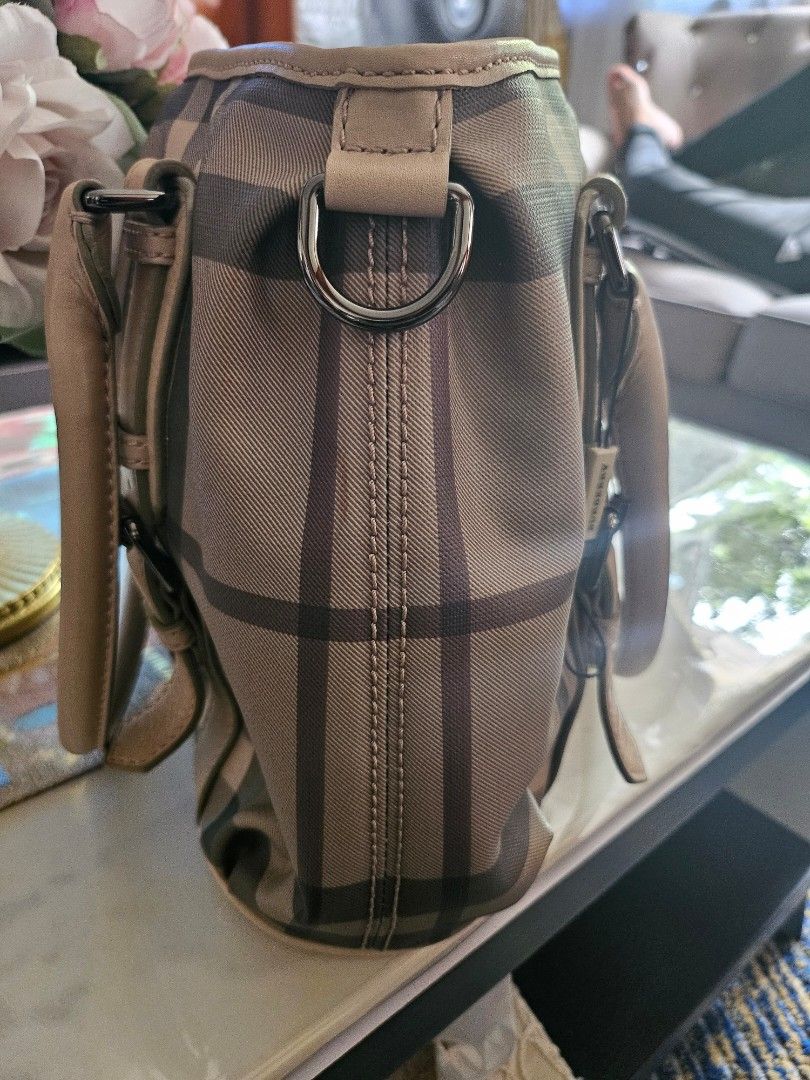 Burberry outlet handbags 80