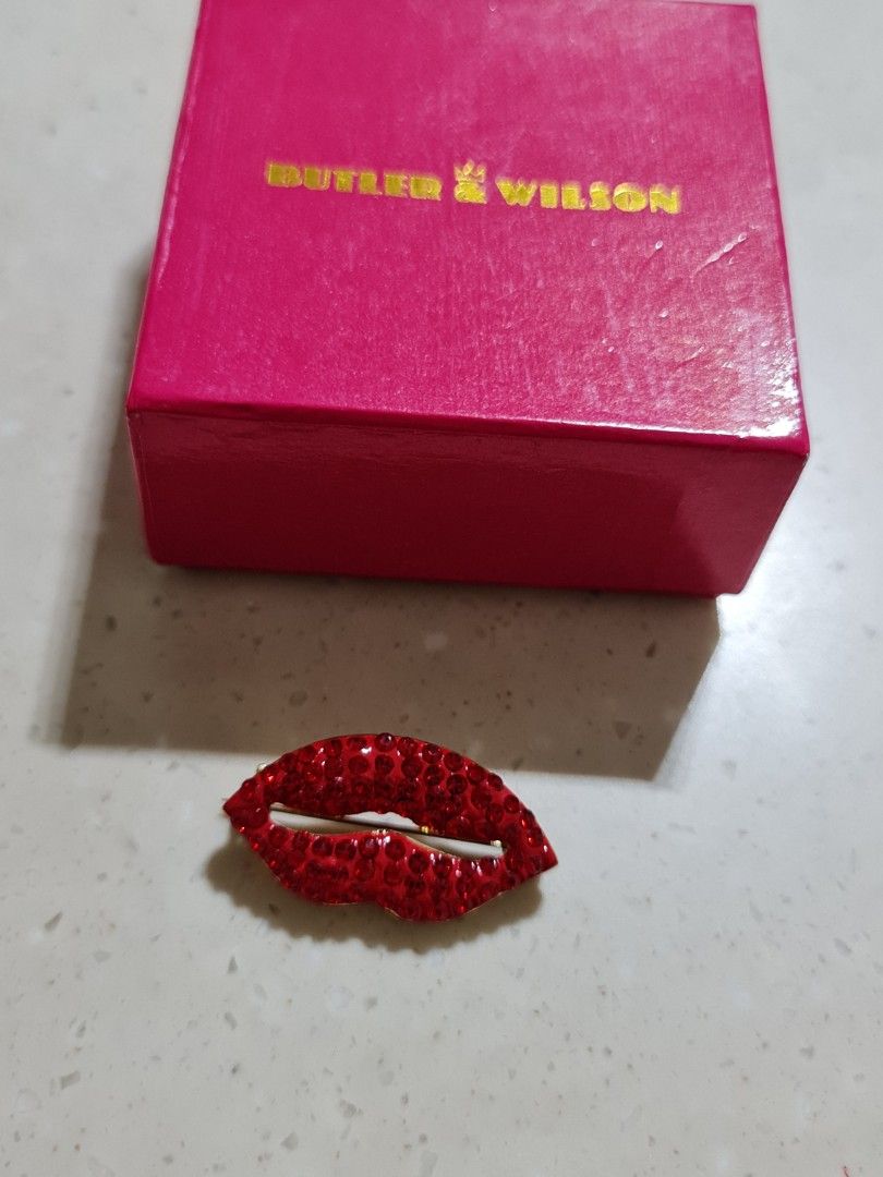 Red deals lips brooch