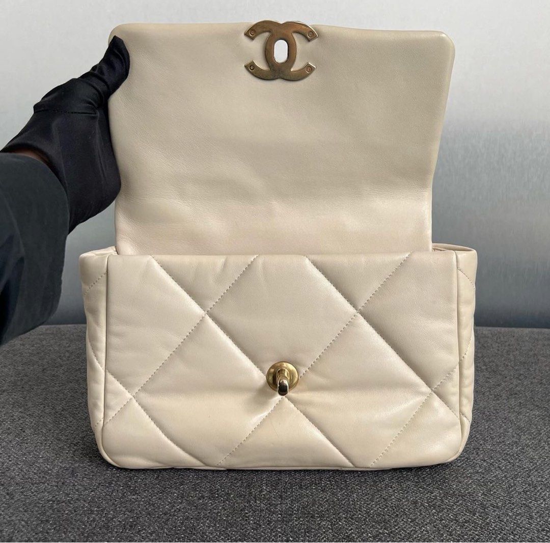 Chanel 19 sales flap bag cream