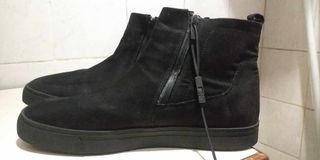 Complete your fashion ensemble using this ZARA Men's Black Boots!!
