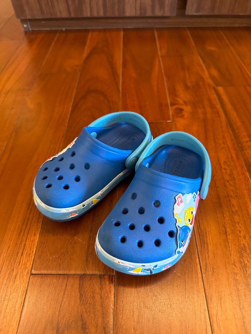 Baby shark crocs deals size 7
