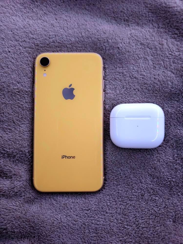 Does iphone xr clearance come with airpods
