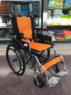 Lightweight travel wheelchair