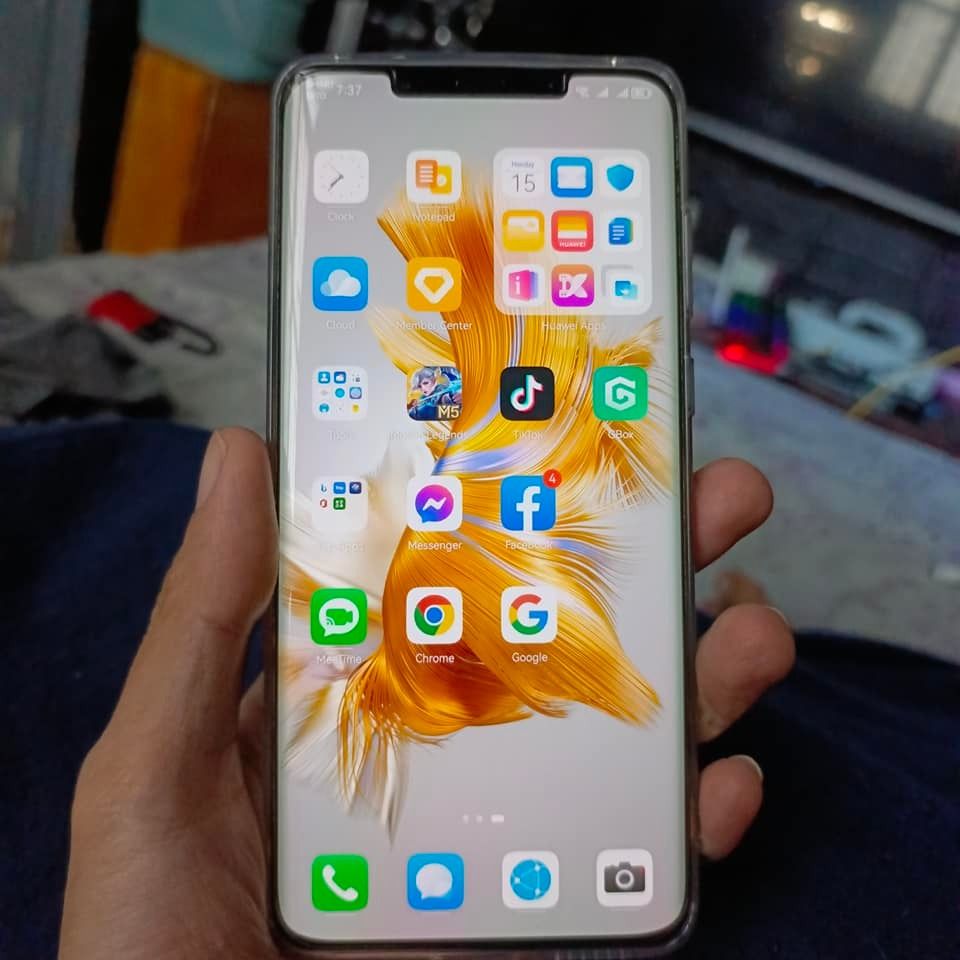 mate 50 pro 8/256 Carbon black leather (Category: Huawei) located in Quezon City. Submitted by pusing010492 (Listing ID 1279617757, Image 3). Description: good as new unit and replacement charger only original casing still here po new dents or scratches gamit ko lang pang ml and taking photos of my dog sa bahay can be swap also thank you.