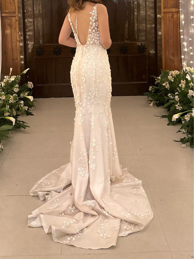Mermaid Cut Wedding Gown (Category: Evening dresses & gowns) located in Pasig City. Submitted by mimiiilove (Listing ID 1279667793, Image 2). Description: Small to Medium Negotiable Needs dry cleaning RFS: No Storage.
