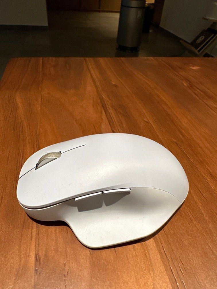 Microsoft mouse (Category: Mouse & Mousepads) located in Singapore. Submitted by peppermint03 (Listing ID 1279653246, Image 2). Description: .