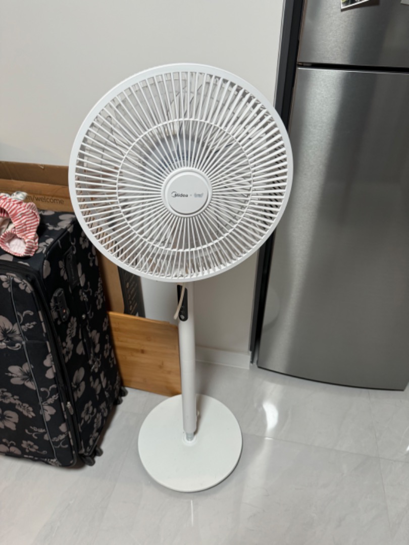 Midea stand fan, remote control available, TV & Home Appliances, Air