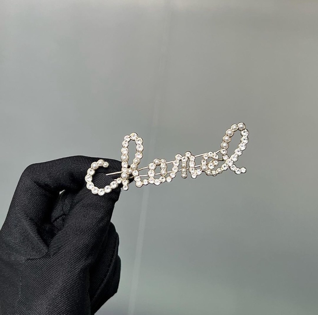 NEW Chanel Pearl Lettering Hairpin Lghw