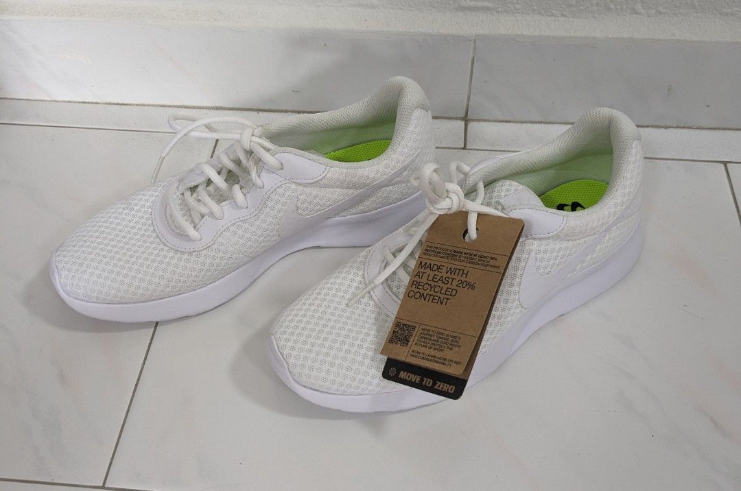 White nike tanjun store shoes