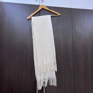 Small white scarf knit