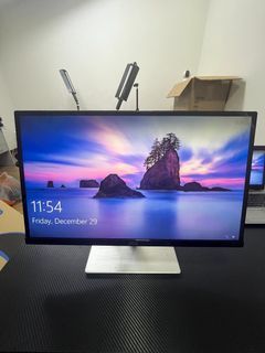The store is selling 50 second-hand AOC high-definition office monitors at low prices
