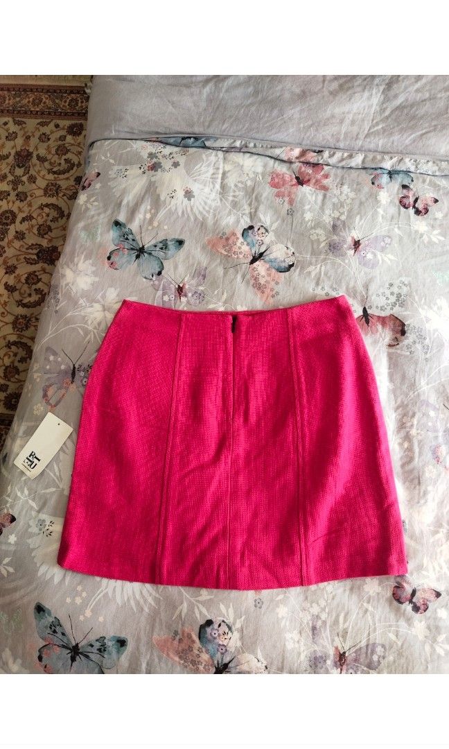 Topshop pink skirt (Category: Skirts) located in Malabon City. Submitted by luckyfive (Listing ID 1279602039, Image 3). Description: Topshop sample fits S-M.