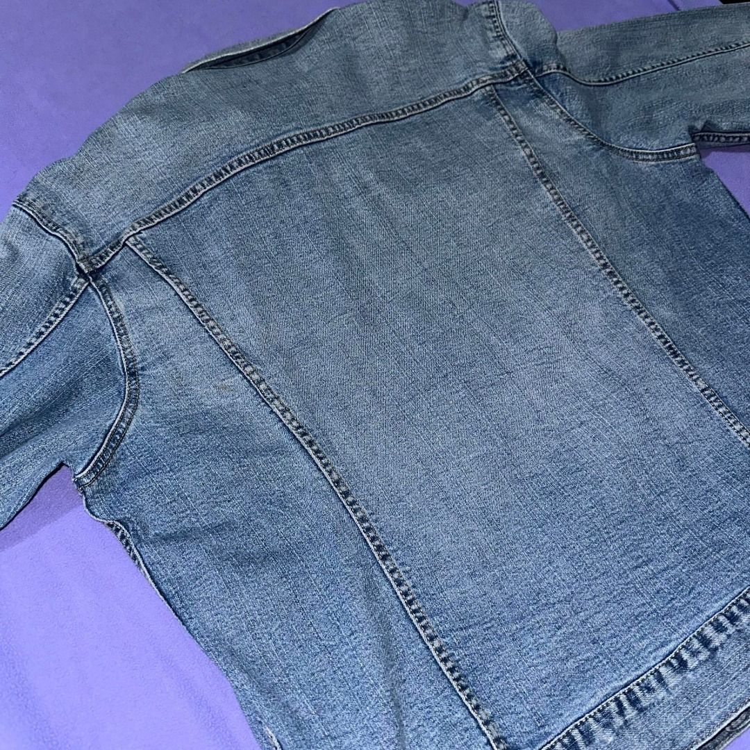 Uniqlo Denim Jacket - Unisex (Category: Coats, Jackets and Outerwear) located in Makati City. Submitted by sun9lasses (Listing ID 1279613892, Image 2). Description: Size: XXL fits like L Color: Light wash Condition: 8.5/10 Issue/s: faded in some parts Length: 25 Width: 21.5 Sleeves: ~25 MOP: GCash *color may vary due to lighting.