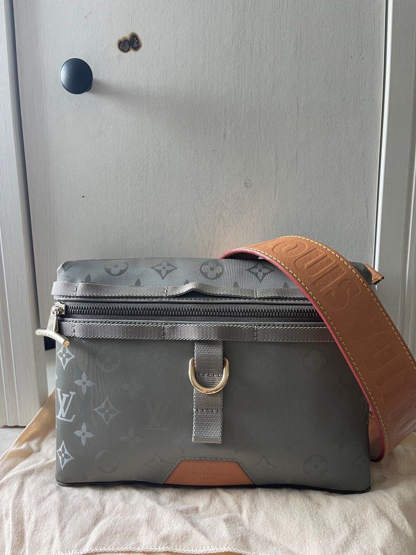 Lv titanium shop messenger bag