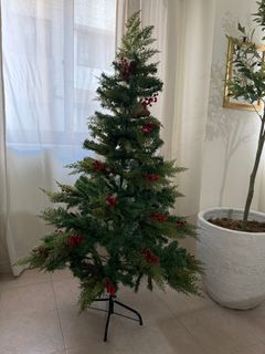5ft Christmas Tree with Pine Cones and Berries and Different Pines