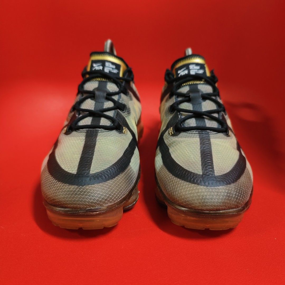 Nike vapormax black outlet and gold junior