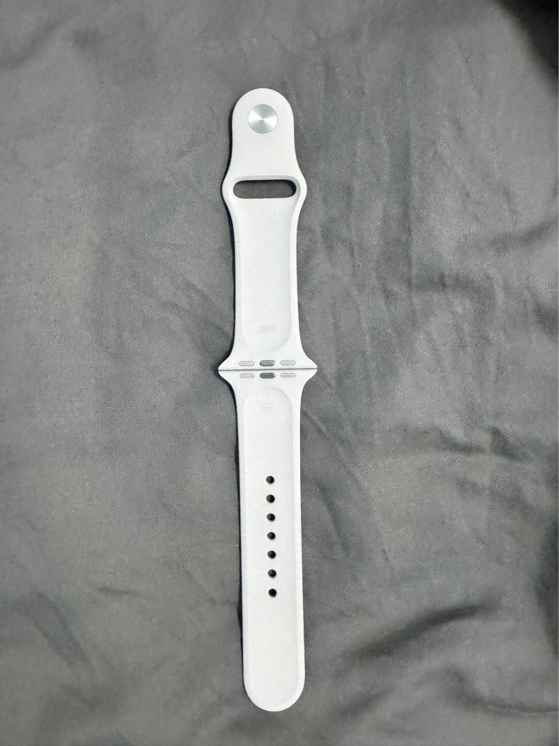 White apple watch hotsell band turning green