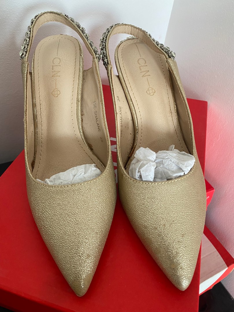 Gold hot sale closed heels