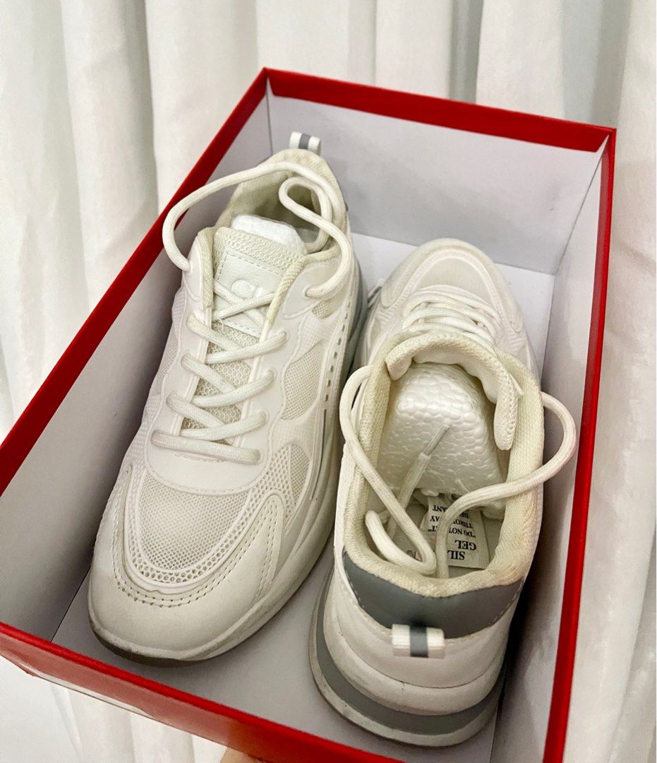 CELINE WHITE RUBBER SHOES SLIGHTLY USED Men s Fashion Footwear Sneakers on Carousell