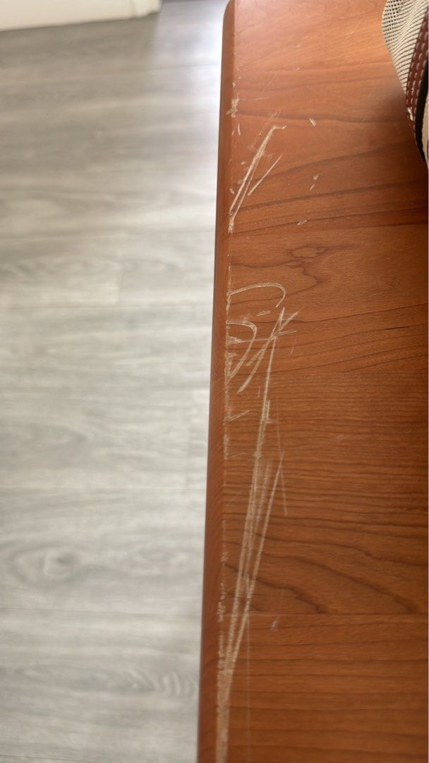 Dining table （分類：桌子）位於 Hong Kong。 由 nmphk 提交（商品編號 1279827365，圖片 2）。簡介： The table has some scratches on one side but doesn’t affect usage at all. 160x80cm Available from 2nd of feb 。