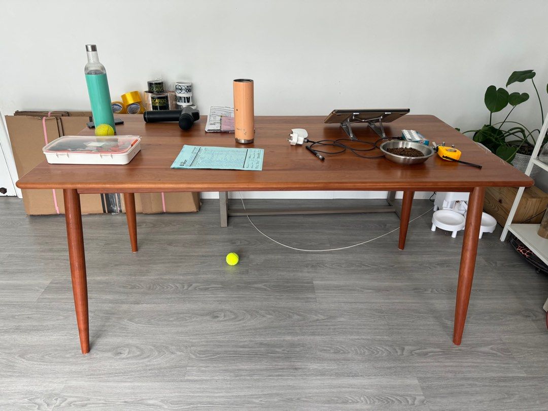 Dining table （分類：桌子）位於 Hong Kong。 由 nmphk 提交（商品編號 1279827365，圖片 1）。簡介： The table has some scratches on one side but doesn’t affect usage at all. 160x80cm Available from 2nd of feb 。