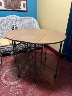 Foldable table w/ 2 chairs