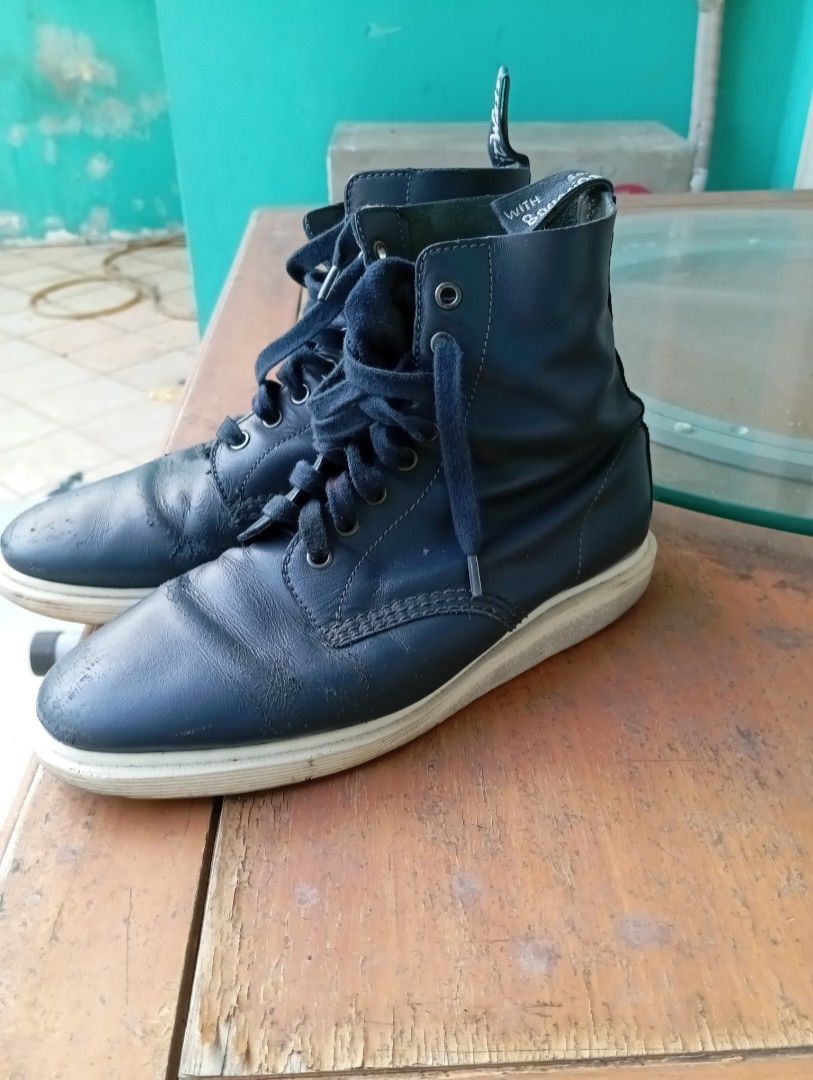 For sale Dr Martens Seri NewTon Airways. Limited. Fesyen Pria