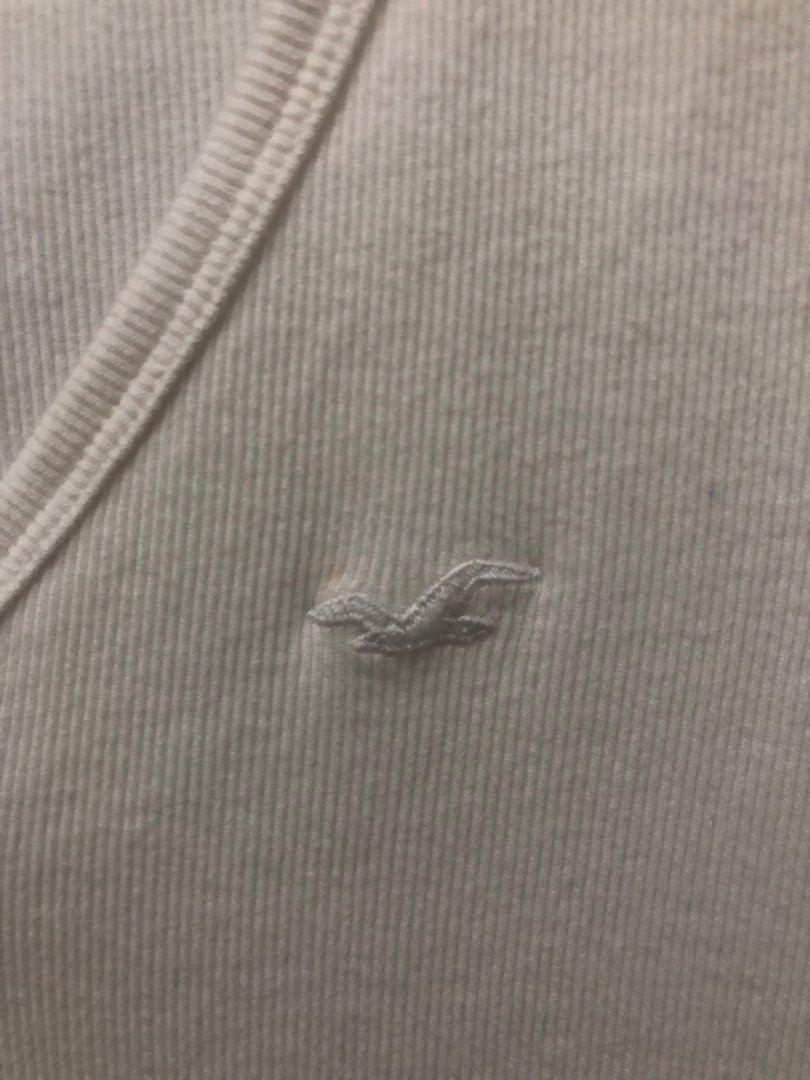 Hollister top (Category: Shirts) located in Marikina City. Submitted by declutterwcyz (Listing ID 1279789570, Image 2). Description: Size xl Very nice in actual Buy nyo na need funds for school huhu.